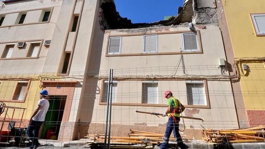 Apuntalado de la casa afectada por una explosión en Agüimes