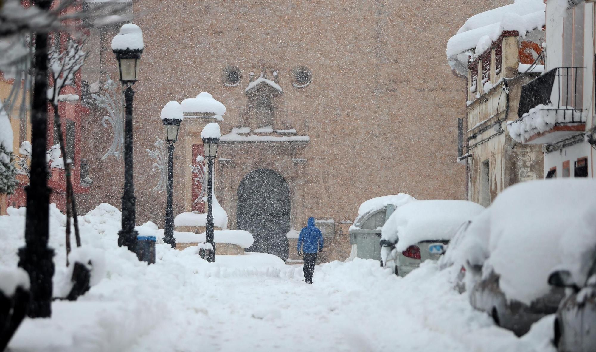 La nieve impide salir de casa en los pueblos del interior de la C. Valenciana