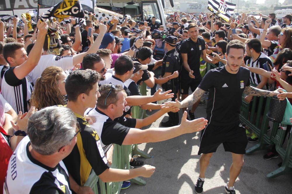 Multitudinaria llegada del FC Cartagena