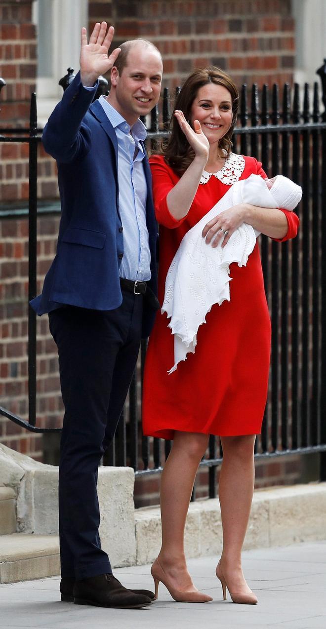 Los duques de Cambridge presentan a su nuevo hijo