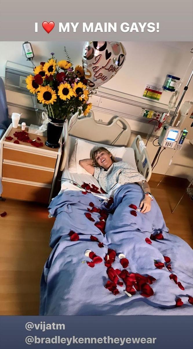 Una cama de hospital llena de rosas para Miley Cyrus