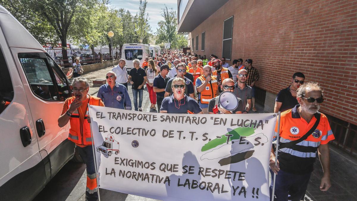 Trabajadores del servicio de ambulancias durante una protesta en Cáceres, en 2019.