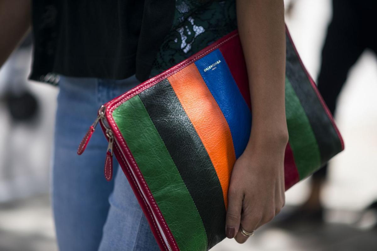 Bolso sobre en el streetstyle de Nueva York