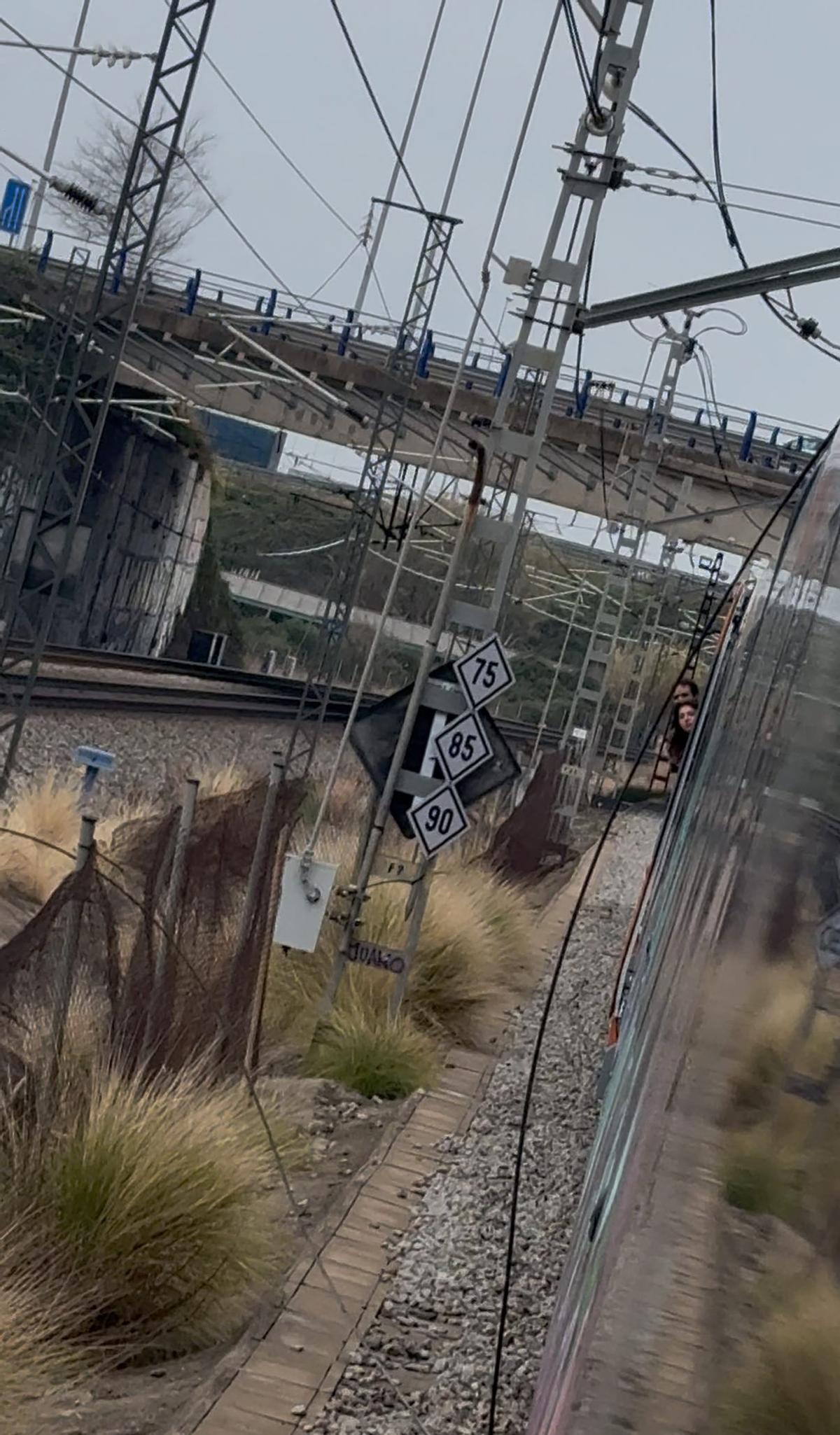 Uno de los cables sueltos que ha golpeado el tren de la R2 detenido ante Bellvitge, esta mañana