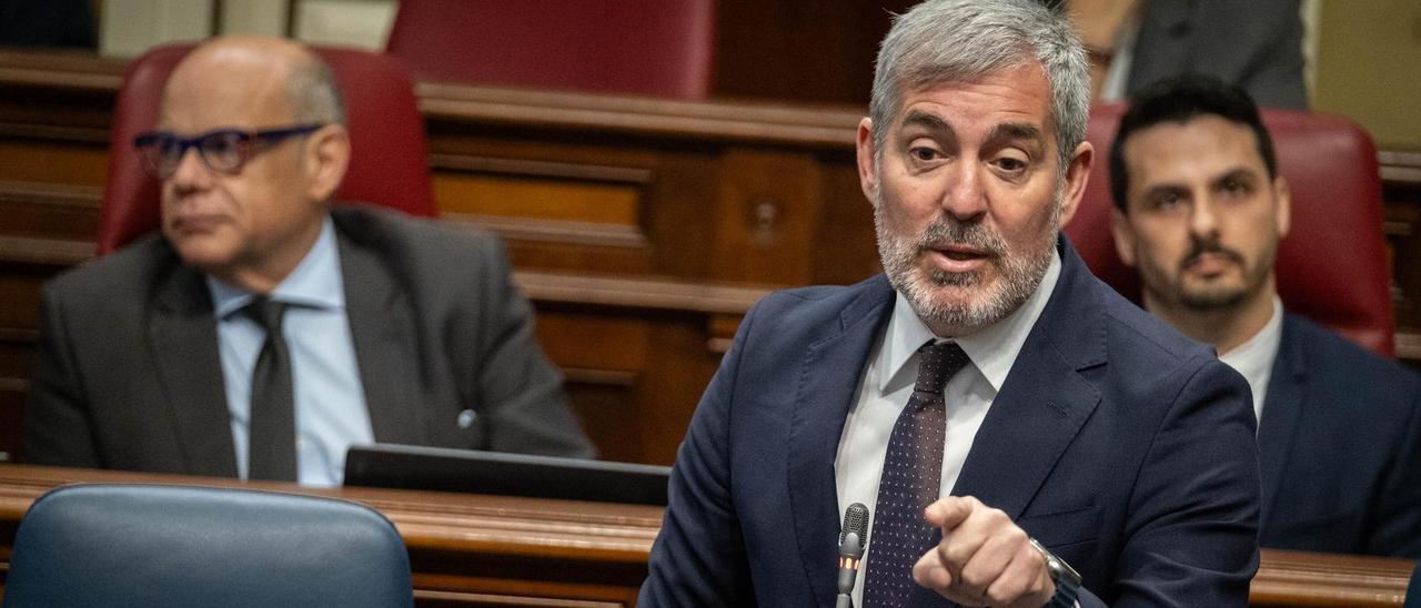 El presidente de Canarias, Fernando Clavijo, durante su intervención en el Parlamento.