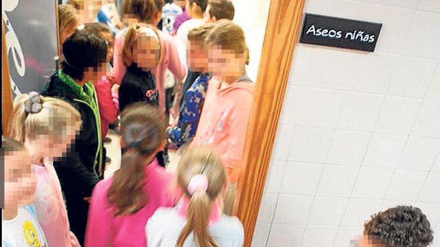 Un colegio lleva cinco meses con los aseos rotos