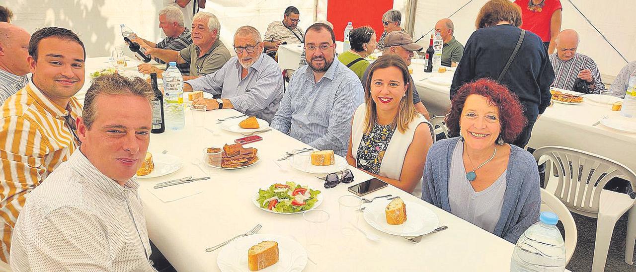 Barbón, sentado entre el exalcalde castropolense Domingo Martínez y la diputada Alba Álvarez, junto a Cecilia Pérez; delante, el secretario de Economía de la FSA, Luis Montes, y Marcelino Marcos Líndez. | T. Cascudo