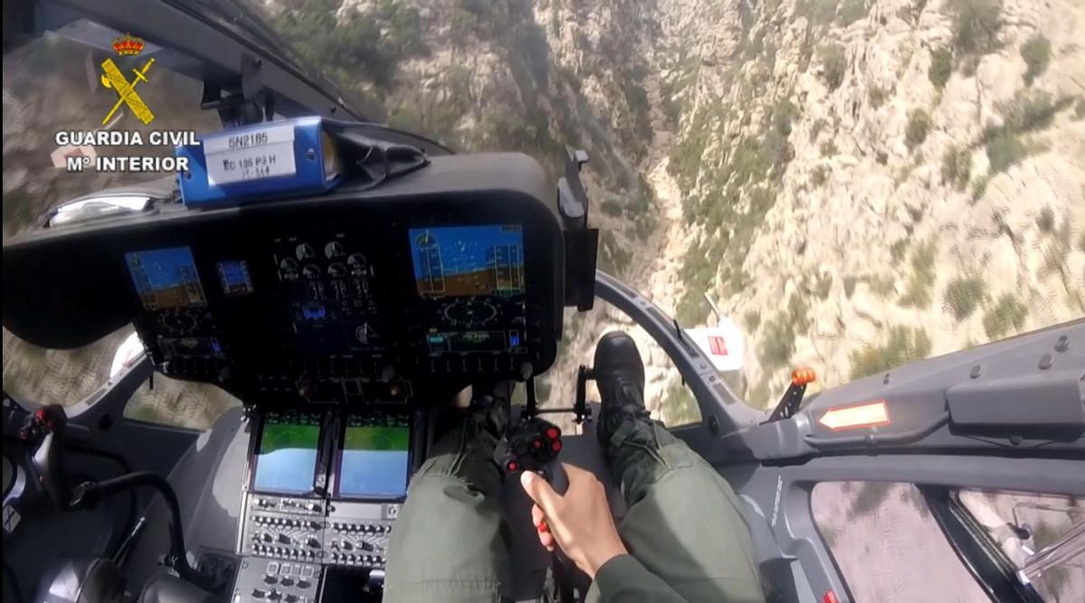 El helicóptero de la Guardia Civil se dirige al Torrent de Pareis.