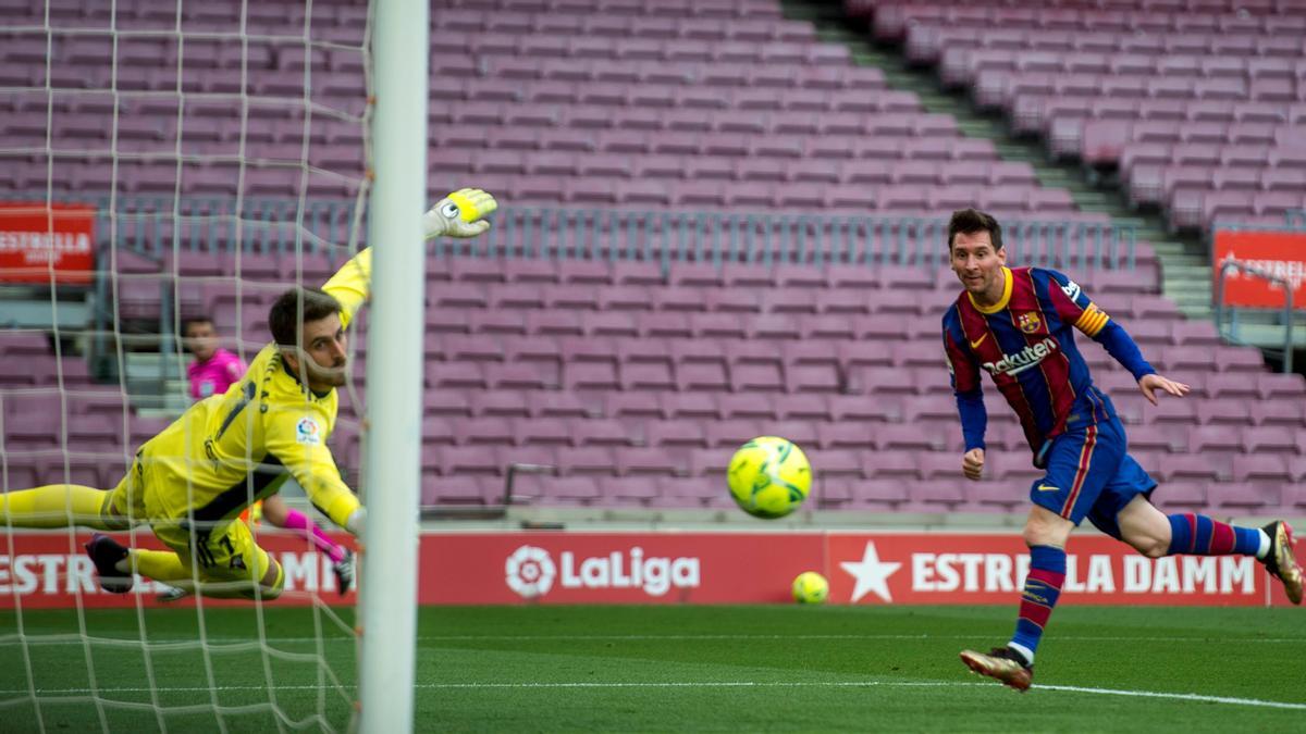 Messi cabecea al fondo de la red frente al Celta el pasado domingo.