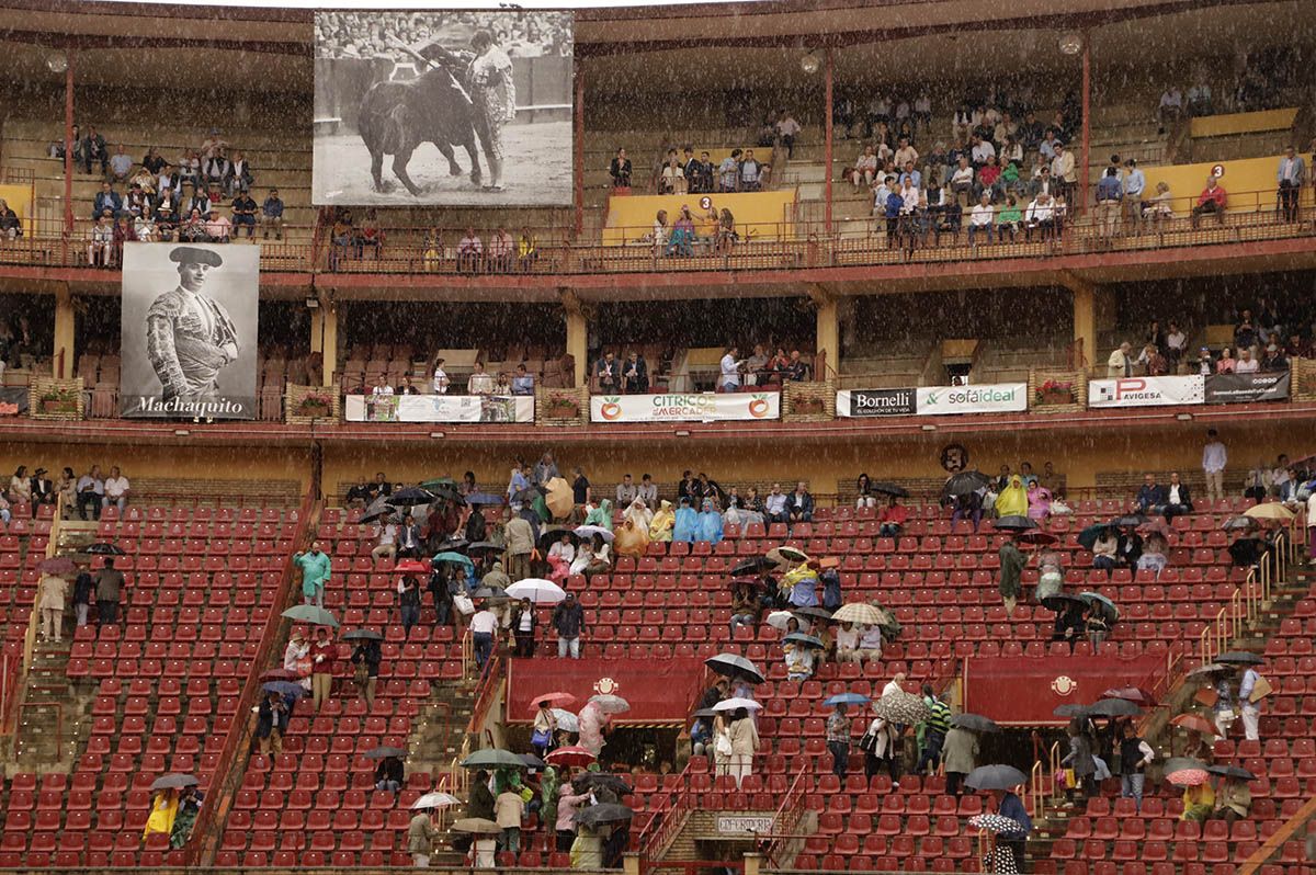 El aplazamiento de la corrida de Domingo Hernández en Córdoba, en imágenes