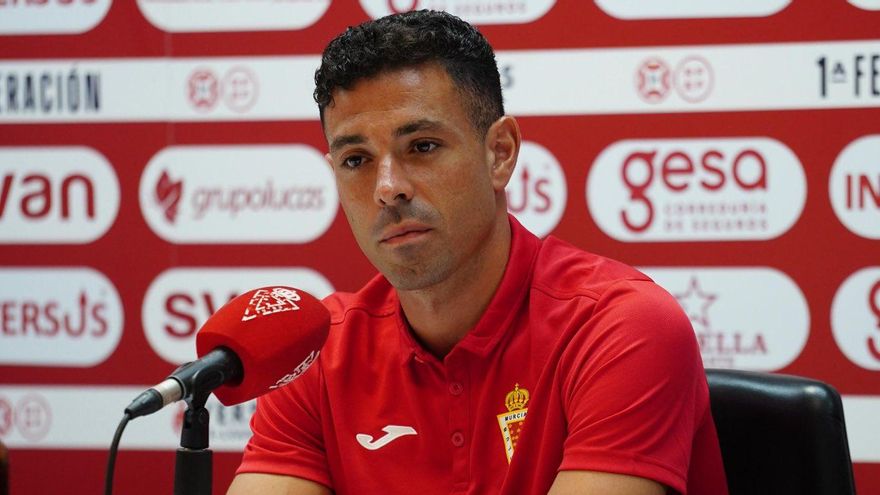 Álvaro Bustos durante su presentación como jugador del Real Murcia