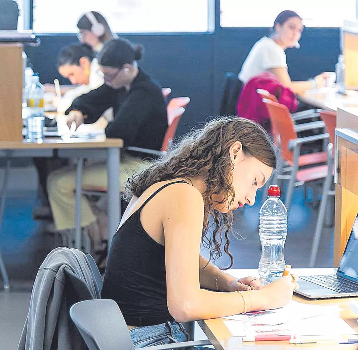Uno de cada tres alumnos se beneficia de alguna beca o ayuda para cursar sus estudios.