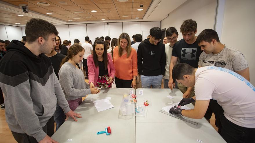 Estudiantes fabrican baterías en la Semana de la Ciencia de Sagunt