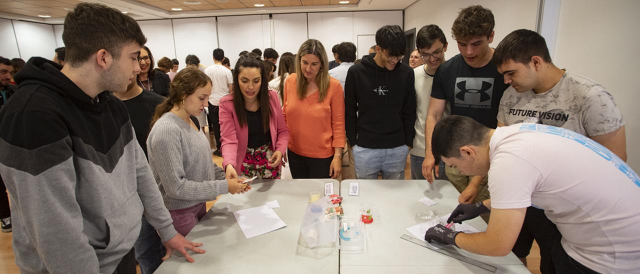 Estudiantes fabrican baterías en la Semana de la Ciencia de Sagunt