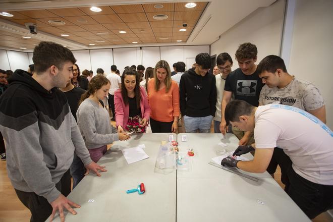 Estudiantes fabrican baterías en la Semana de la Ciencia de Sagunt