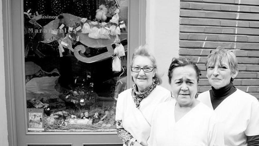 Toñi Durán, Tati Gutiérrez y Emilia Fernández, las responsables del comercio, delante del escaparate premiado.