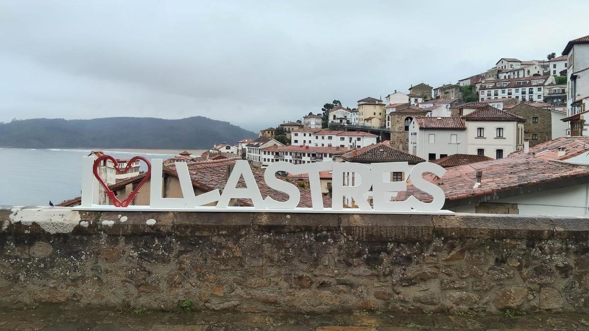 Nuevo letrero de Llastres.