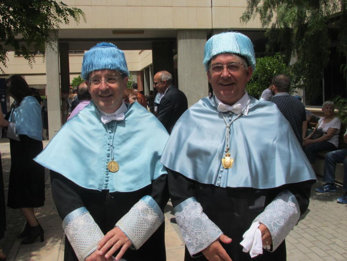 Vázquez -a la derecha- con su padrino de investidura Ponce