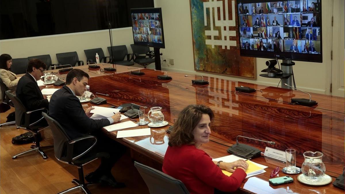 El presidente del Gobierno,  Pedro Sánchez  mantiene la octava conferencia telemática con los presidentes autonómicos sobre la crisis del COVID-19.