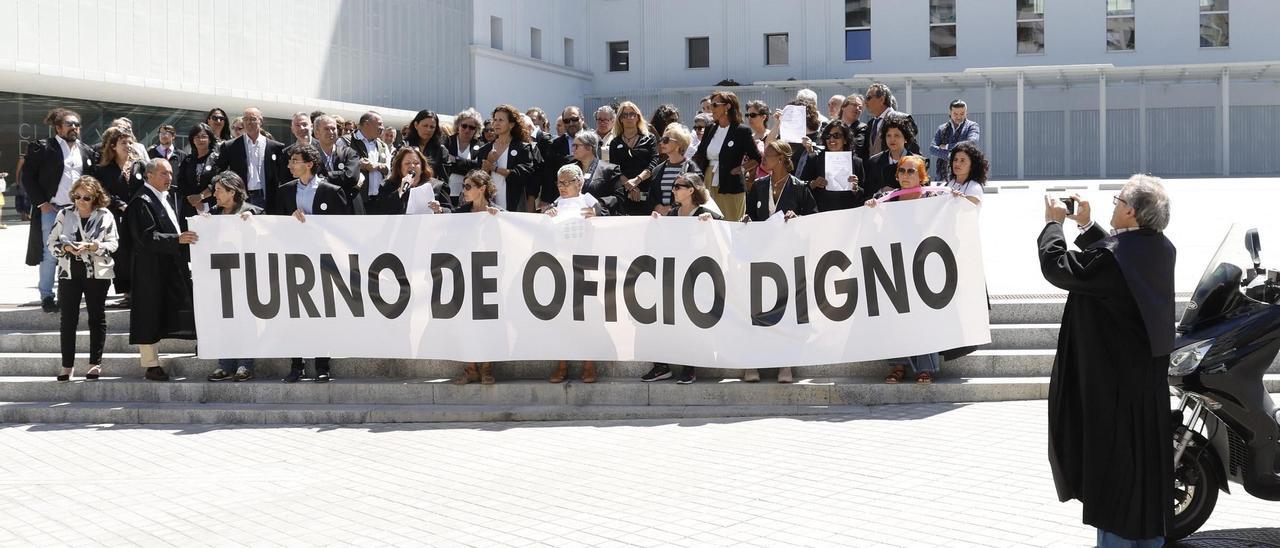 La concentración celebrada el pasado 12 de julio ante la Ciudad de la Justicia de Vigo, cuando ya hubo una pionera jornada de huelga.