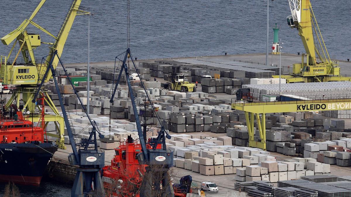 Una vista de bloques de granito, aluminio y acero, en uno de los muelles del Puerto de Vigo.