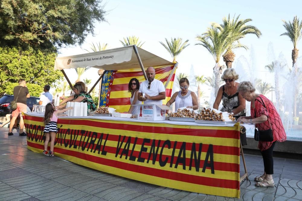 Cientos de personas acudieron ayer a Sant Antoni para celebrar las fiestas patronales con música, arte y comida
