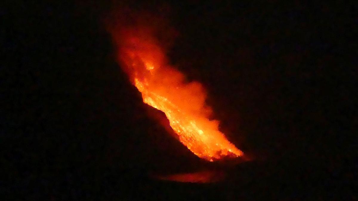 La lava llega al mar en una zona de acantilados en la costa de Tazacorte