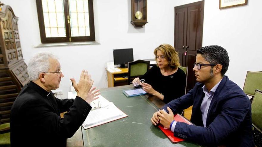 El deán, a la izquierda, en su despacho, con María Ablanedo y Gerardo Antuña.