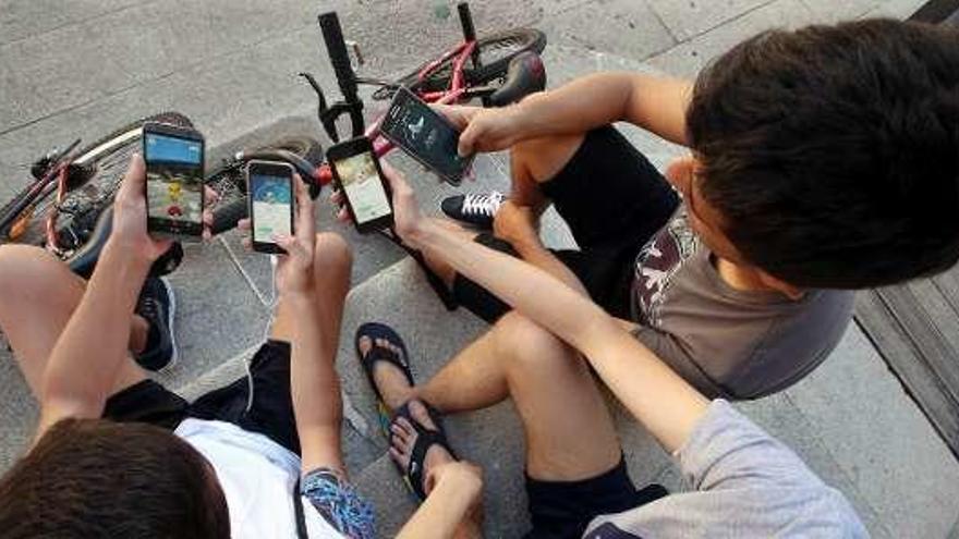 Niños con sus teléfonos móviles.