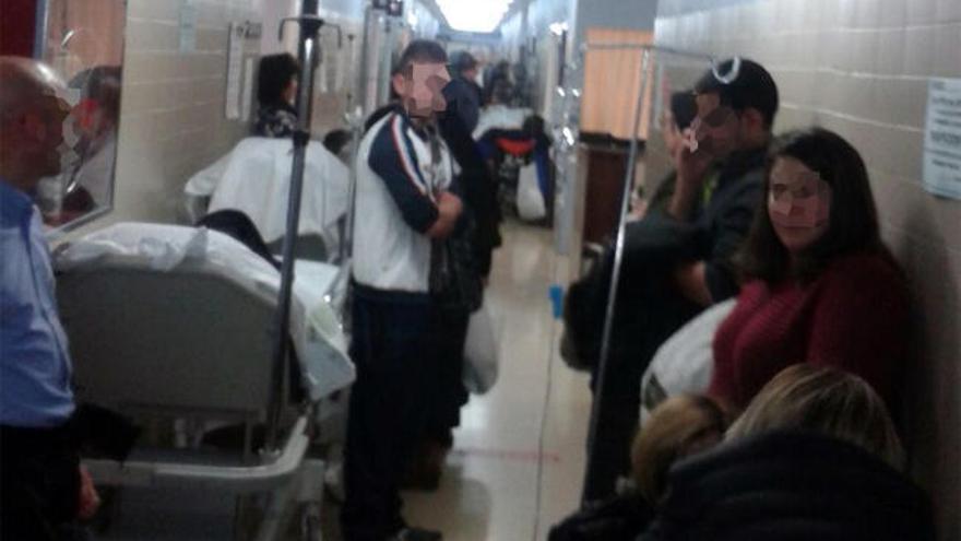 Colas en el pasillo del Hospital Meixoeiro // FDV