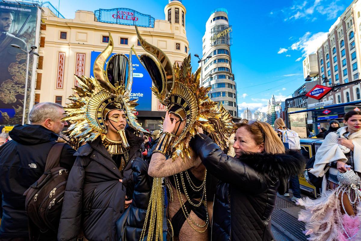 El frío no impidió el desfile y la expectación de cientos de madrileños