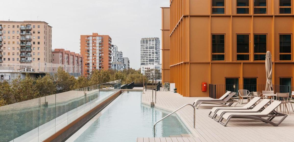 La piscina d’una de les residències, 
ja en marxa al barri del Poblenou.
