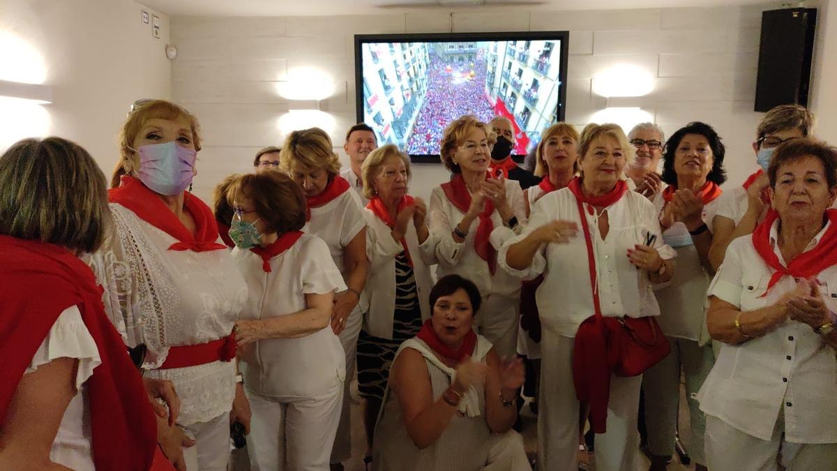 Algunas de las navarras que han celebrado el chupinazo en un salón del bar El Pájaro Azul de Zaragoza.