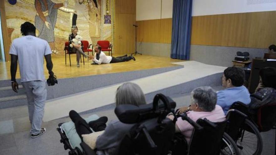 Un momento de la representación, ayer, en el centro Pai Menni. / juan varela