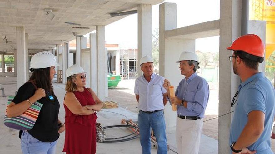 Satur Martínez y Manuel Marcos, ayer en el colegio