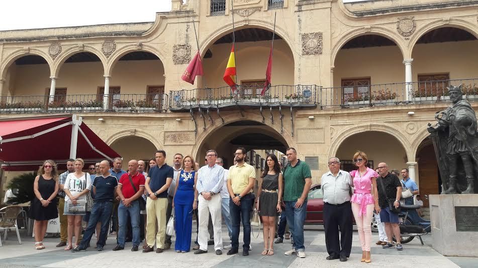 Los minutos de silencio protagonizan el día después de los atentados de Niza