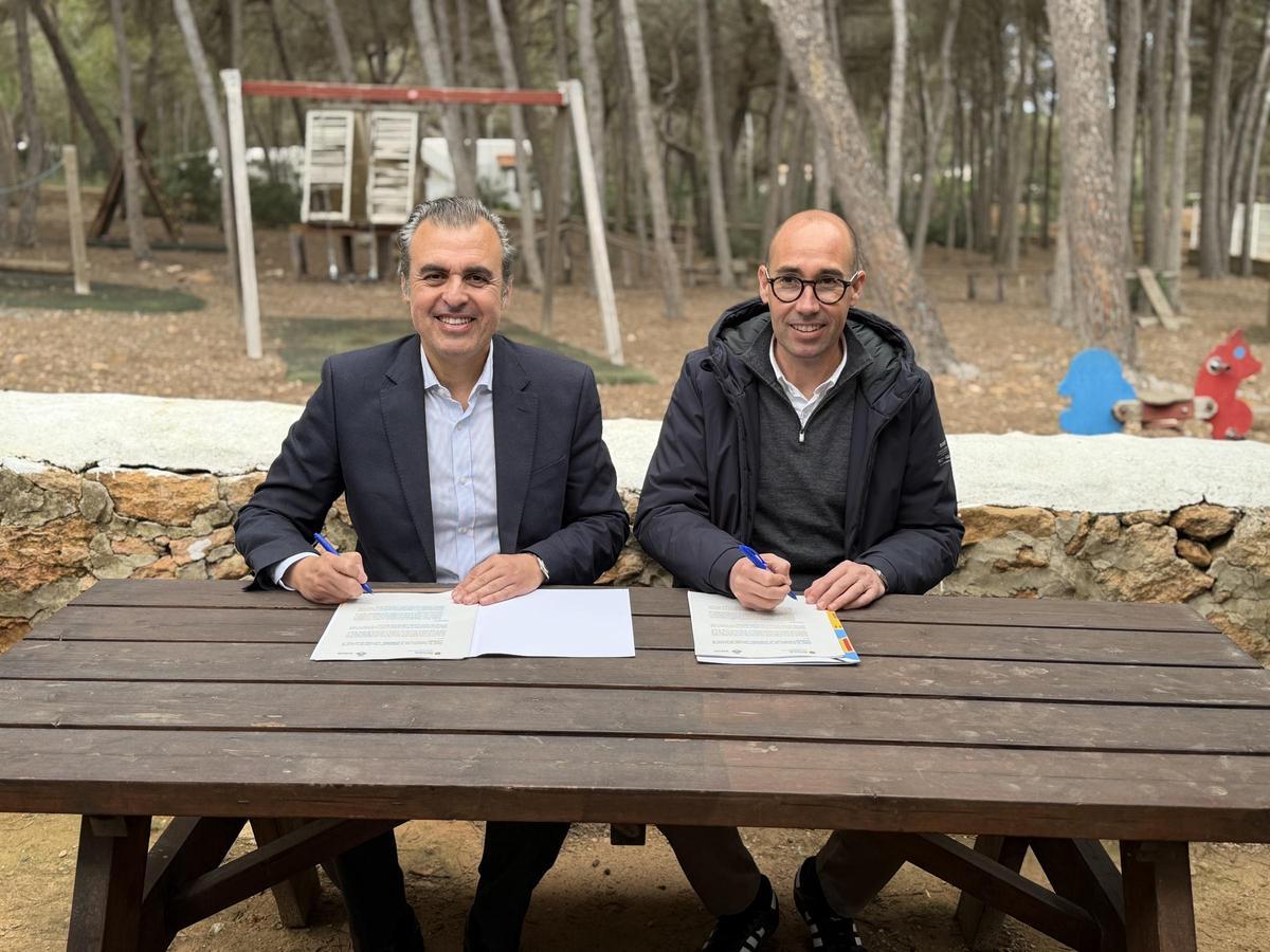 El conseller balear Antoni Vera y el presidente del Consell de Formentera, Óscar Portas, firman el convenio sobre el refugio climático