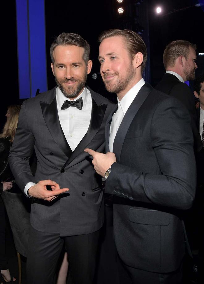 Ryan Reynolds y Ryan Gosling con trajes de chaqueta
