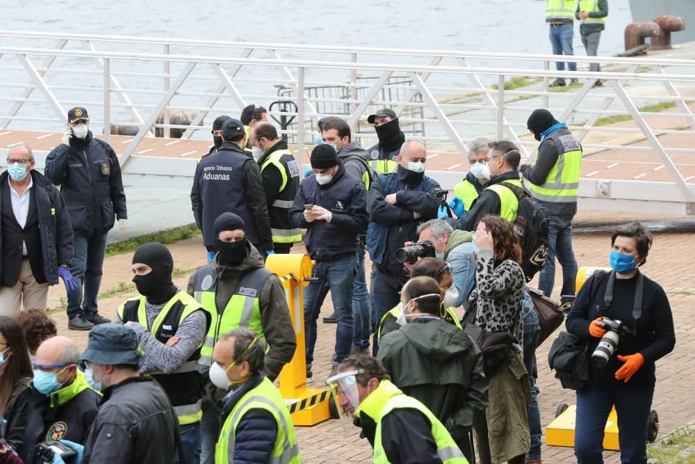 El "karar", abordado en alta mar y en el que se transportaba la droga, llegó ayer al puerto de Vigo . // Ricardo Grobas