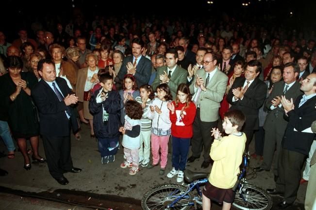 1999-EFE/CANARIAS.- LAS PALMAS. 3.12.99. Unas 300 personas se concentraron hoy en Las Palmas de Gran Canaria en favor de la paz y en contra de la decisión de ETA de poner fin a la tregua de los últimos catorce meses.  A la concentración asistieron, entre otras autoridades, el alcalde de la ciudad, José  Manuel Soria, y el delegado del Gobierno en Canarias, Antonio Ló pez. EFE/Elvira Urqui