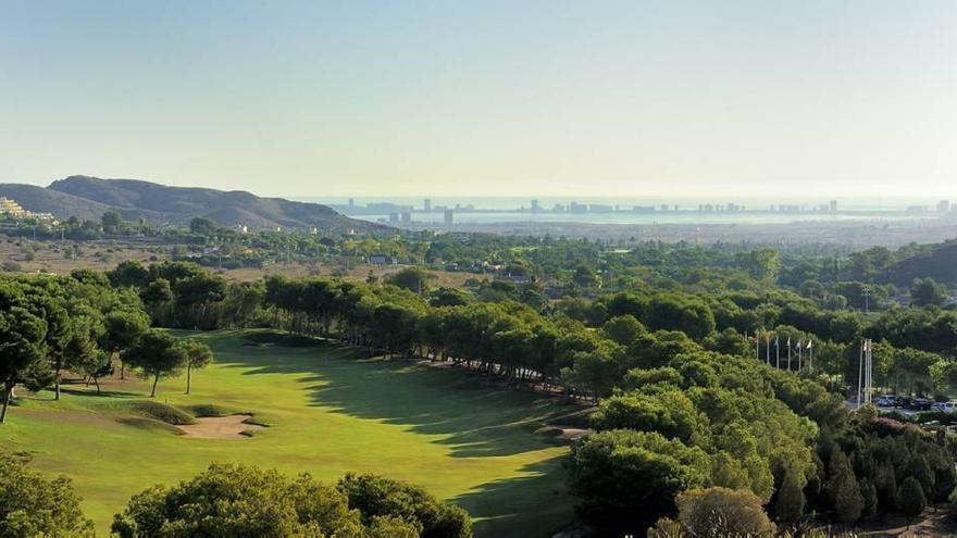 Campo Oeste de La Manga Club con el Mar Menor al fondo.