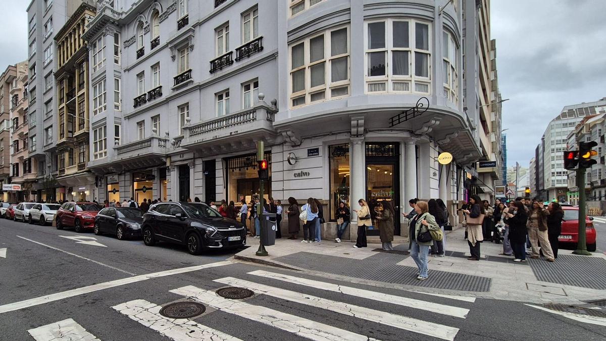 Locura en A Coruña por un 'outlet' de cosmética coreana con una cola que dobla la esquina