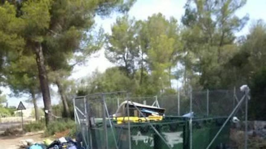 El punto verde de Cas Cabo, lleno de vertidos de basura.