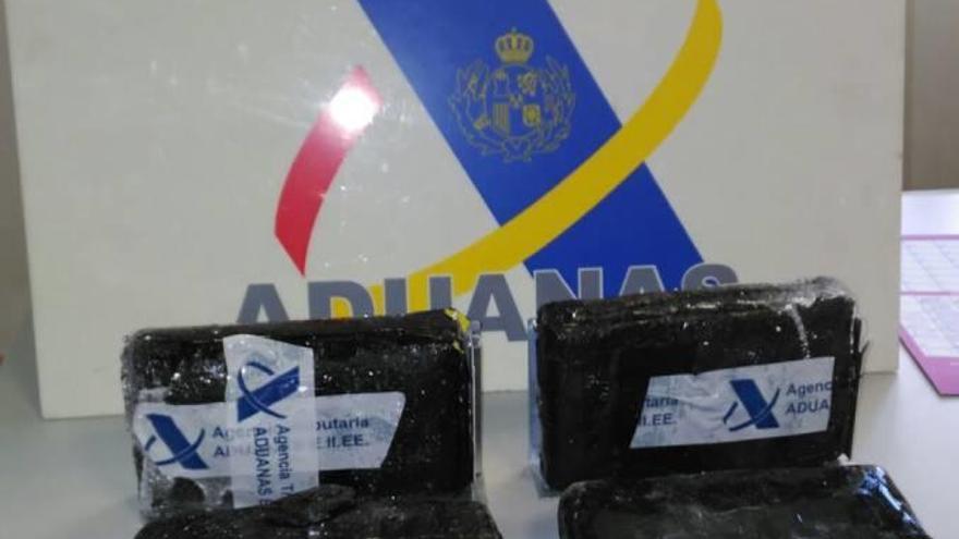 Paquetes de cocaína intervenida a los dos detenidos.