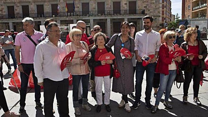 Los candidatos socialistas al Ayuntamiento y las Cortes frente a la Subdelegación.