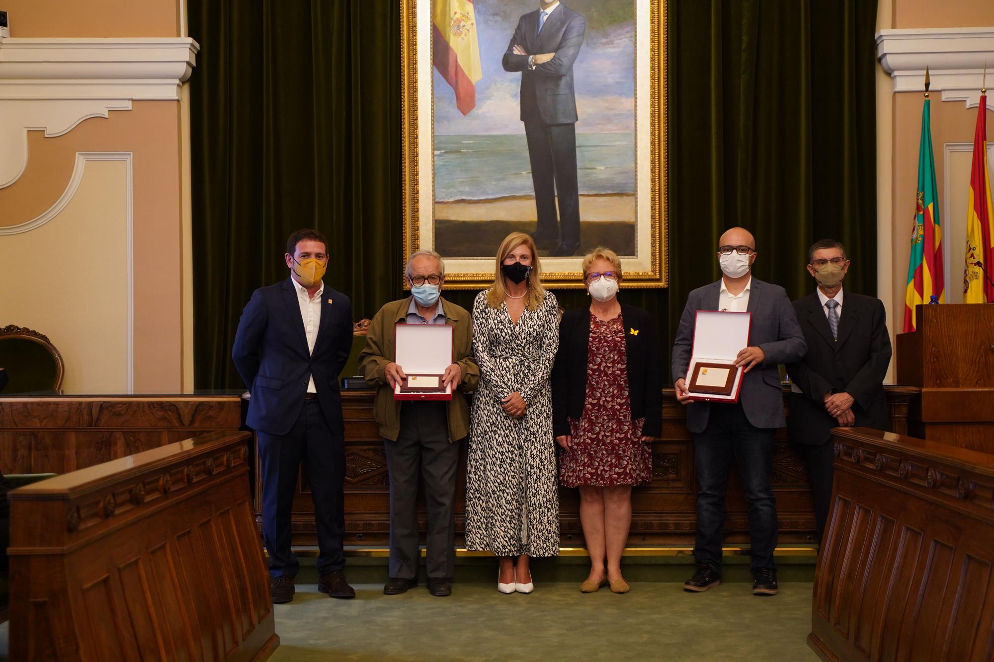 La Fundació Huguet ha entregado los premios de Valenciano y Valenciana del año al personal sanitario valenciano y al cantante de canto de estilo, Pep Martí.