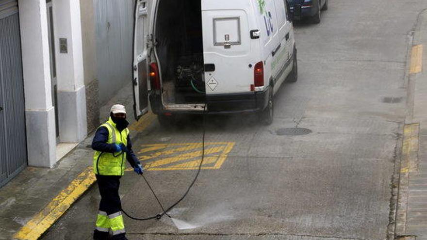 Serveis de neteja desinfectant un carrer de Mollerussa