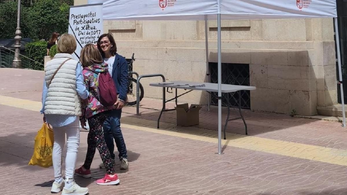 Estand para votar en el proceso de presupuestos participativos de Xàtiva.