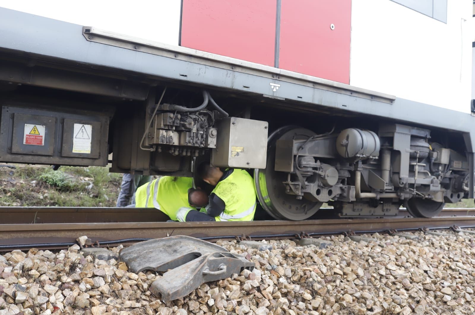 Sin línea de metro y la A-7 cortada tras el choque de un camión con un muro en l'Alcúdia