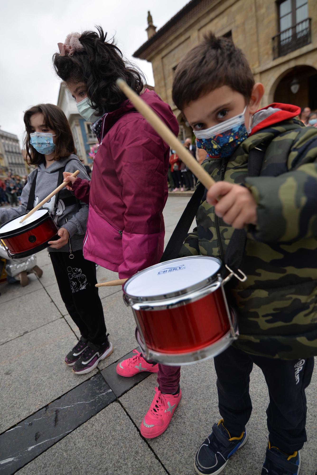 EN ImÁGENES: Avilés vibra con la tamborrada: 15 minutos de sonido atronador en El Parche